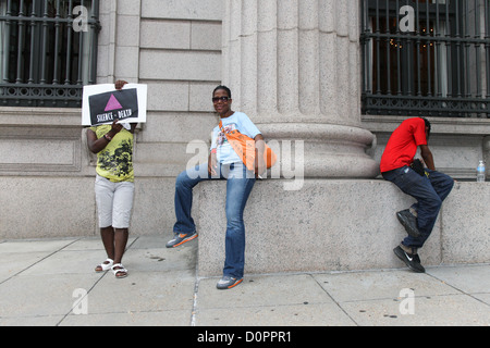 AIDS-Aktivisten Protest grün und internationalen HIV Unternehmenspolitik. Stockfoto