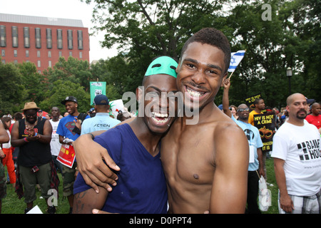 AIDS-Aktivisten Protest grün und internationalen HIV Unternehmenspolitik. Stockfoto