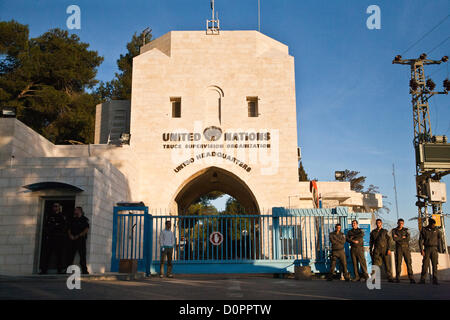 Jerusalem, Israel. 29. November 2012. Polizei stehen auf Wache an Organisationen der Vereinten Nationen Waffenstillstand Aufsicht Gebäude, Sitz der UNTSO, im Stadtteil Armon Hanatziv in Jerusalem. Jerusalem, Israel. 29. November 2012.  MKs Michael Ben-Ari und Aryeh Eldad, der extremen Rechten Otzma Leyisrael Partei, Blei-Aktivisten in einem palästinensischen Flagge brennenden versuchen auf UN-Gebäude in Jerusalem demonstrieren gegen palästinensische Staatlichkeit Gebot bei der UN-Generalversammlung in New York. Stockfoto