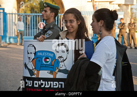 Jerusalem, Israel. 29. November 2012. Zwei junge Frauen sind unter den Demonstranten am Sitz der Vereinten Nationen in Jerusalem, demonstrieren gegen palästinensische Staatlichkeit Gebot bei der UN-Generalversammlung in New York. Jerusalem, Israel. 29. November 2012.  MKs Michael Ben-Ari und Aryeh Eldad, der extremen Rechten Otzma Leyisrael Partei, Blei-Aktivisten in einem palästinensischen Flagge brennenden versuchen auf UN-Gebäude in Jerusalem demonstrieren gegen palästinensische Staatlichkeit Gebot bei der UN-Generalversammlung in New York. Stockfoto