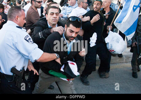 Jerusalem, Israel. 29. November 2012. Uniformierte Polizei und Zivil Detektive gewaltsam um eine palästinensische Fahne von rechtsextremen Demonstranten zu verhindern, dass es verbrannt aus Protest zu entreißen. Jerusalem, Israel. 29. November 2012.  MKs Michael Ben-Ari und Aryeh Eldad, der extremen Rechten Otzma Leyisrael Partei, Blei-Aktivisten in einem palästinensischen Flagge brennenden versuchen auf UN-Gebäude in Jerusalem demonstrieren gegen palästinensische Staatlichkeit Gebot bei der UN-Generalversammlung in New York. Stockfoto