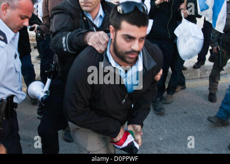 Jerusalem, Israel. 29. November 2012. Uniformierte Polizei und Zivil Detektive gewaltsam um eine palästinensische Fahne von rechtsextremen Demonstranten zu verhindern, dass es verbrannt aus Protest zu entreißen. Jerusalem, Israel. 29. November 2012.  MKs Michael Ben-Ari und Aryeh Eldad, der extremen Rechten Otzma Leyisrael Partei, Blei-Aktivisten in einem palästinensischen Flagge brennenden versuchen auf UN-Gebäude in Jerusalem demonstrieren gegen palästinensische Staatlichkeit Gebot bei der UN-Generalversammlung in New York. Stockfoto