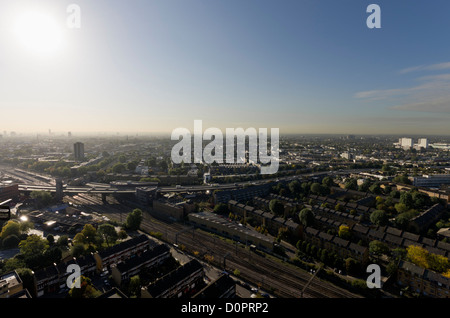 Blick über West London mit Westway gesehen, mit Blick vom 30. Stock des Trellick Tower, London, UK Stockfoto