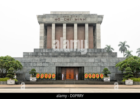 HANOI, Vietnam – Vorderansicht des Ho-Chi-Minh-Mausoleums am Tag mit dickem Dunst und Wolken. Das Ho-Chi-Minh-Mausoleum ist ein großes Denkmal in der Innenstadt von Hanoi, umgeben vom Ba Dinh-Platz. Es beherbergt den einbalsamierten Körper des ehemaligen vietnamesischen Führers und Gründungspräsidenten Ho Chi Minh. Stockfoto