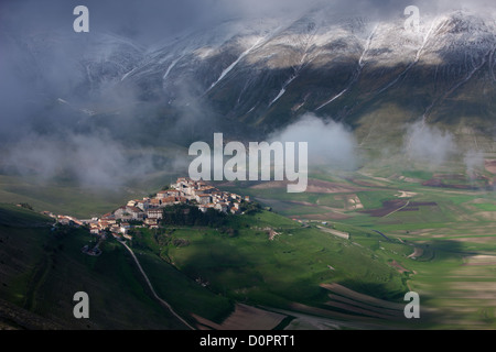 Castelluccio und dem Piano Grande, Nationalpark Monti Sibillini, Umbrien, Italien Stockfoto