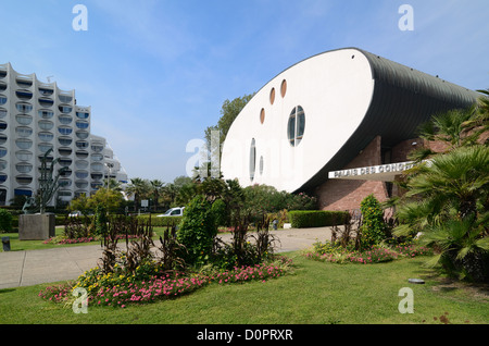 Der eiförmige oder ovale Palais des Congrès oder der Meeting Hall von Jean Balladur in der Neustadt La Grande-Motte oder im Holiday Resort Hérault France Stockfoto