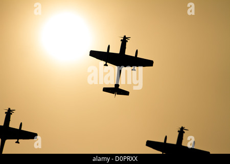 Propeller Kämpfer Flugzeug Silhouetten und Sonne Stockfoto