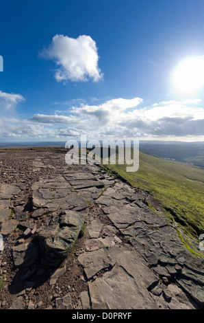 Ansicht von oben des Mais Du mit Blick auf die Süd-West, in der Nähe von Pen y Fan in den Brecon Beacons National Park. Stockfoto