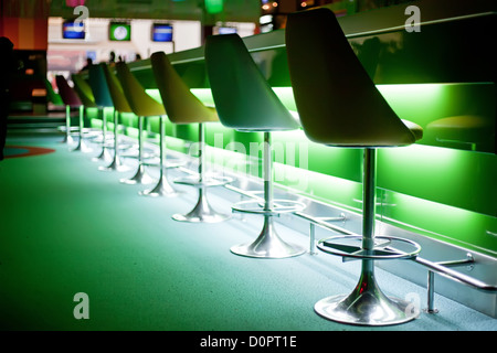 Stühle in der Bar mit grüne Lichter Stockfoto