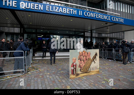 29. November 2012. London UK. Politischer Künstler Kaya steht Mar mit seiner Leveson unter dem Motto Kunst außerhalb des Zentrums von Königin Elizabeth II. Die Ergebnisse der Untersuchung Leveson macht Empfehlungen für die Praxis und Ethik der Presse nach einer 18-monatigen Anfrage. Bildnachweis: Amer Ghazzal / Alamy Live News Stockfoto