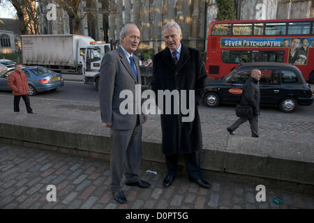 29. November 2012. London UK. Vorstandsvorsitzender der Presse Beschwerden Kommission (PCC) Lord Hunt von Wirral und ehemalige FIA-Präsident Max Mosley, ein Gerichtsverfahren gegen die Nachrichten der Welt-Gruppe gewann, zusammenstehen außerhalb des Zentrums von Königin Elizabeth II, nachdem der Leveson-Bericht veröffentlicht wurde. Die Ergebnisse der Untersuchung Leveson macht Empfehlungen für die Praxis und Ethik der Presse nach einer 18-monatigen Anfrage. Bildnachweis: Amer Ghazzal / Alamy Live News Stockfoto