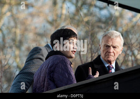 29. November 2012. London UK. Max Mosley [R] ehemaliger Präsident der (FIA) Federation Internationale de l ' Automobile Debatten mit Shami Chakribati [L] der Direktor des Liberty außerhalb Queen Elizabeth II Conference Center. Die Ergebnisse der Untersuchung Leveson macht Empfehlungen für die Praxis und Ethik der Presse nach einer 18-monatigen Anfrage. Bildnachweis: Amer Ghazzal / Alamy Live News Stockfoto