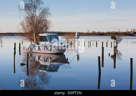 Motorboot und Taubenschlag untergetaucht im Wasser bei Bredon Marina am Fluss Avon, Gloucestershire im November 2012 Überschwemmungen. Vereinigtes Königreich. Stockfoto