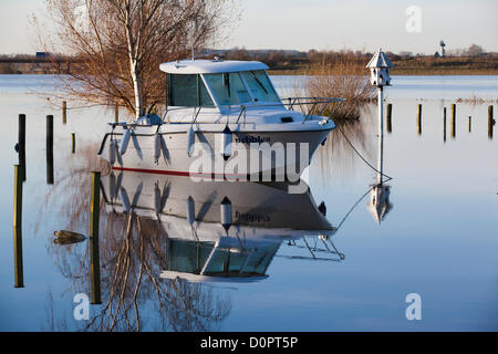 Motorboot und Taubenschlag untergetaucht im Wasser bei Bredon Marina am Fluss Avon, Gloucestershire im November 2012 Überschwemmungen. Vereinigtes Königreich. Stockfoto