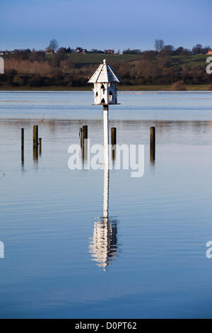 Taubenschlag untergetaucht im Wasser in der Nähe von Bredon Marina am Fluss Avon, Gloucestershire im November 2012 Überschwemmungen. Vereinigtes Königreich. Stockfoto