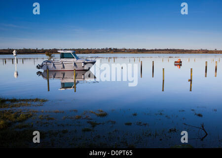 Motor Boot mit Dovecoatd, park Bench und Leben Ring untergetaucht im Wasser bei Bredon Marina am Fluss Avon, Gloucestershire im November 2012 überflutet. Vereinigtes Königreich. Stockfoto