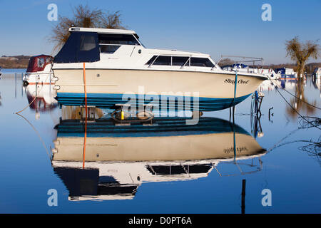 Motorboot auf Trailer "Stay Cool" genannt untergetaucht im Wasser bei Bredon Marina am Fluss Avon, Gloucestershire im November 2012 Überschwemmungen. Vereinigtes Königreich. Stockfoto