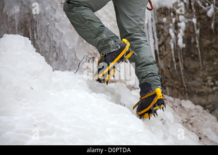 Bergsteiger Stiefel in Steigeisen Stockfoto