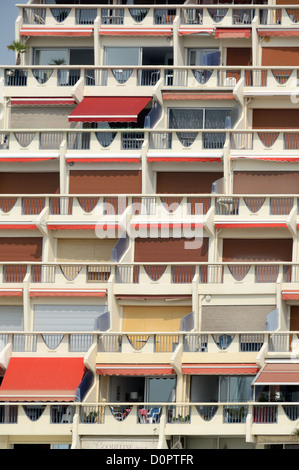 Fassade, Fenstermuster und Balkone des Acapulco Apartmenthauses in La Grande-Motte Resort Town oder New Town Hérault France Stockfoto