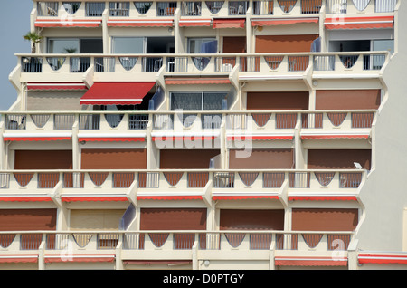 Fassade, Fenstermuster und Balkone des Acapulco Apartmenthauses in La Grande-Motte Resort Town oder New Town Hérault France Stockfoto