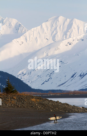 Surfen Sie eine Bohrung Flut am Turnagain Arm, Chugach National Forest, Alaska. Stockfoto