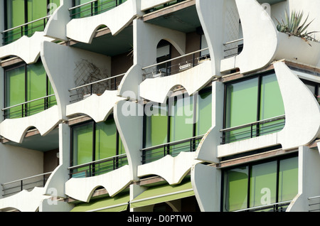 Moderne Fassade und Balkone von La Grande Pyramide (1974) oder Great Pyramid Apartments von Jean Balladur La Grande-Motte Hérault Frankreich Stockfoto