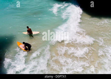 Surfer im Indischen Ozean am Suluban Beach auf Bali, Indonesien Stockfoto