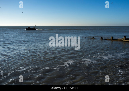 Ein kleinen lokalen Fischerboot kehrt nach Hause 29.11.2012 in Seafront, Worthing. Bild von Julie Edwards Stockfoto