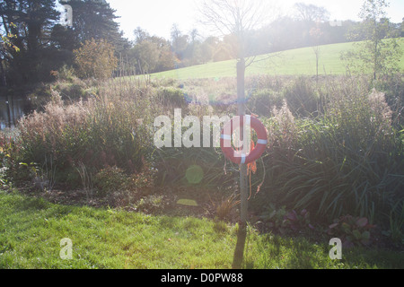 Rettungsring an einem kleinen Fluss in Cabinteely Park Dublin Stockfoto