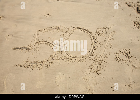 fünfzig Prozent Rabatt Wort schreiben mit kleinen Steinen am Strand Sand Boden Stockfoto