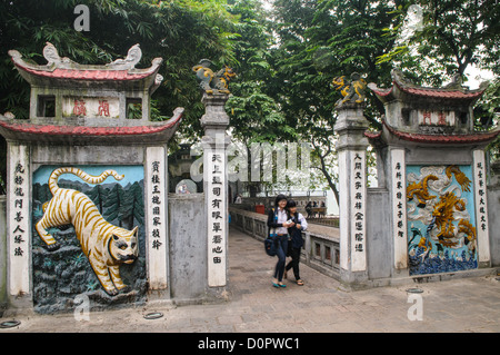 HANOI, Vietnam – kunstvoll geschmückte Tore am Ngoc Son Tempel am Hoan Kiem See im Herzen von Hanois Altstadt. Stockfoto