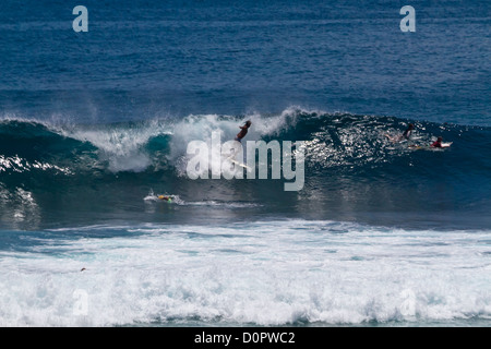 Surfer im Indischen Ozean am Suluban Beach auf Bali, Indonesien Stockfoto