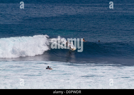 Surfer im Indischen Ozean am Suluban Beach auf Bali, Indonesien Stockfoto