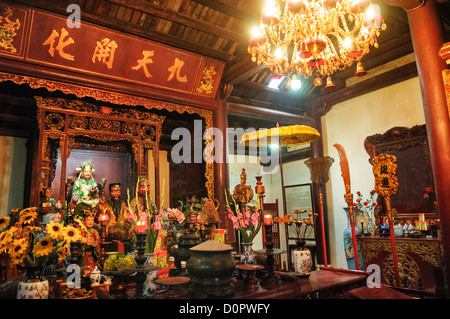 HANOI, Vietnam – Altar am Tempel des Jade Berges (Ngoc Son Tempel) am Hoan Kiem See im Herzen von Hanois Altstadt. Der Tempel wurde im 18. Jahrhundert auf der kleinen Jade-Insel nahe dem Nordufer des Sees errichtet und ist zu Ehren des 13. Jahrhunderts Militärführers Tran Hung Dao. Stockfoto