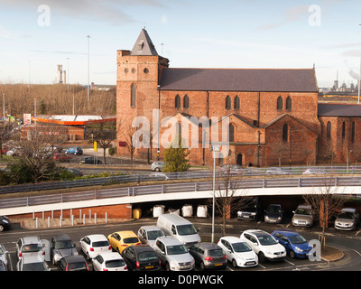 St. Columba Anglican Church in Middlesbrough gebaut 1902 in einem Wohngebiet zwischen den Parkplätzen und stark befahrenen Straßen jetzt isoliert Stockfoto