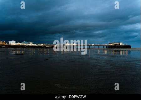 Worthing Pier, West Sussex, an einem stürmischen Abend. Stockfoto