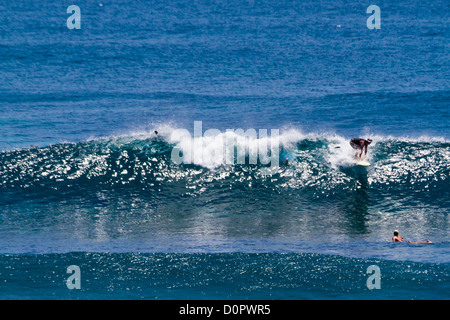 Surfer im Indischen Ozean am Suluban Beach auf Bali, Indonesien Stockfoto