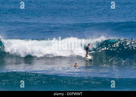 Surfer im Indischen Ozean am Suluban Beach auf Bali, Indonesien Stockfoto