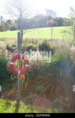 Rettungsring an einem kleinen Fluss in Cabinteely Park Dublin Stockfoto