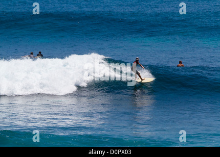 Surfer im Indischen Ozean am Suluban Beach auf Bali, Indonesien Stockfoto