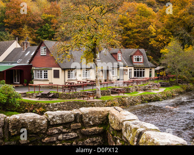 Fingle Bridge Inn neben dem Fluß Teign angesehen von Fingle Bridge, Dartmoor, England Stockfoto