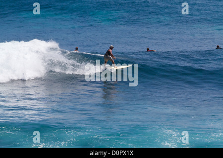 Surfer im Indischen Ozean am Suluban Beach auf Bali, Indonesien Stockfoto