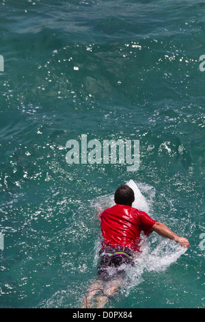 Surfer im Indischen Ozean am Suluban Beach auf Bali, Indonesien Stockfoto
