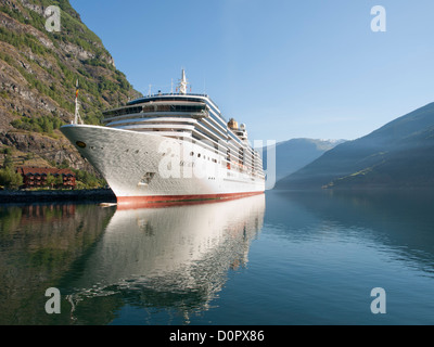 Cruise Liner Arcadia vertäut in Flåm-Norwegen im Rahmen einer Kreuzfahrt von den norwegischen Fjorden ein ruhiger Morgen Stockfoto