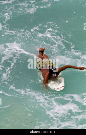 Surfer im Indischen Ozean am Suluban Beach auf Bali, Indonesien Stockfoto