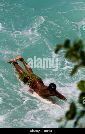 Surfer im Indischen Ozean am Suluban Beach auf Bali, Indonesien Stockfoto