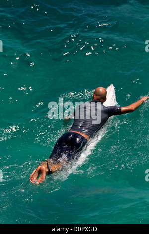 Surfer im Indischen Ozean am Suluban Beach auf Bali, Indonesien Stockfoto