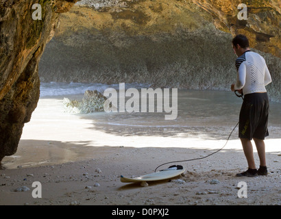 Surfer in eine felsige Höhle am Suluban Beach auf Bali, Indonesien Stockfoto