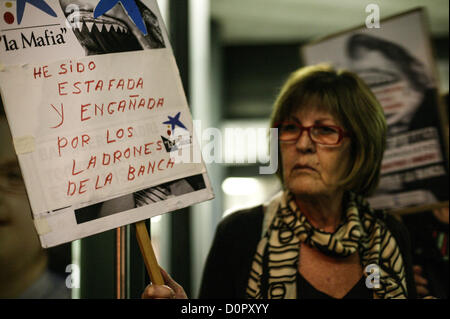 29. November 2012, Barcelona, Spanien. Plattform der Preffered Bestände betroffener Personen besetzen ein Büro von "La Caixa" Bank in Barcelona, Spanien. In diesem Bild eine Frau hält eine Fahne, die sagt: Ich habe von der Bank betrogen worden. Bildnachweis: Esteban Mora / Alamy Live News Stockfoto