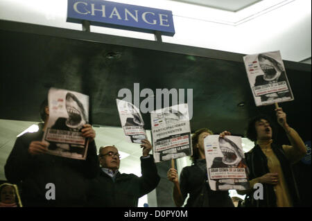 29. November 2012, Barcelona, Spanien. Plattform der Preffered Bestände betroffener Personen besetzen ein Büro von "La Caixa" Bank in Barcelona, Spanien. In diesem Bild Demonstranten vor der Bank, wo wir das Wort Wechsel zu lesen. Bildnachweis: Esteban Mora / Alamy Live News Stockfoto